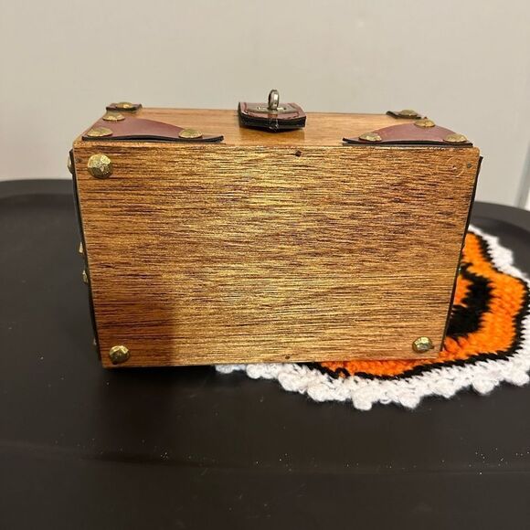 "TREASURE CHEST" VINTAGE 1950'S WOODEN & VINYL BOX BAG - Picture 5 of 9
